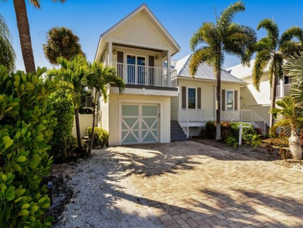 Four Bedroom Luxury Vacation Pool Home In Holmes Beach
