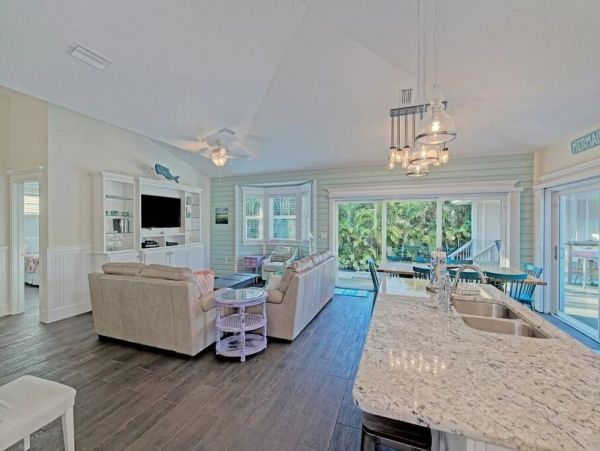 Four Bedroom 3 Bath Rental A Few Homes Back from Gulf