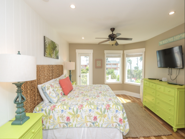 Anna Maria Island Six Bedrooms Walk to Beach Home Sleeps 14