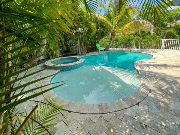 Luxury Coastal Retreat in Lido Key - Vacation Home With Private Pool