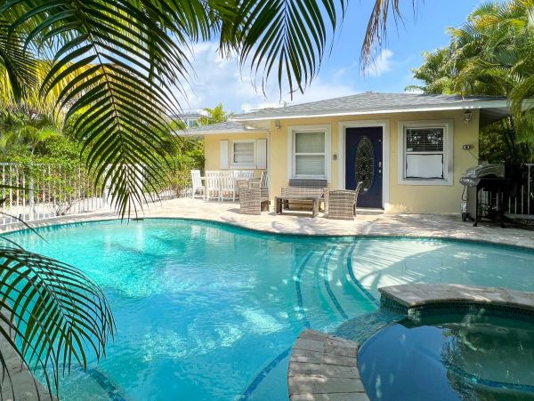 Luxury Coastal Retreat in Lido Key - Vacation Home With Private Pool