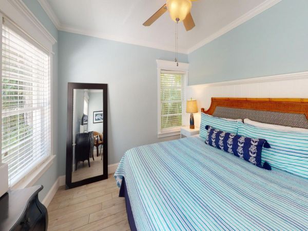 Luxury Coastal Retreat in Lido Key - Vacation Home With Private Pool