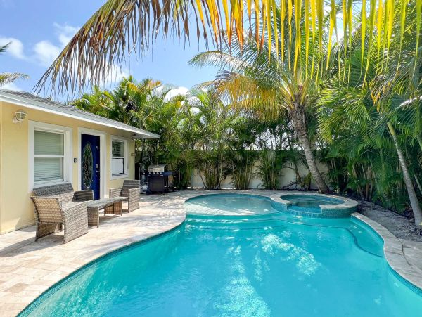 Luxury Coastal Retreat in Lido Key - Vacation Home With Private Pool