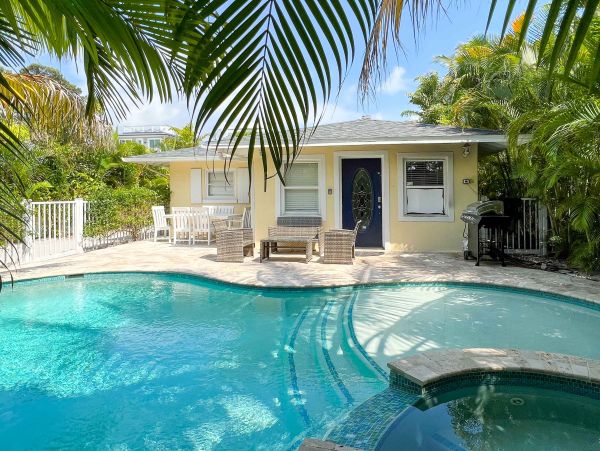 Luxury Coastal Retreat in Lido Key - Vacation Home With Private Pool