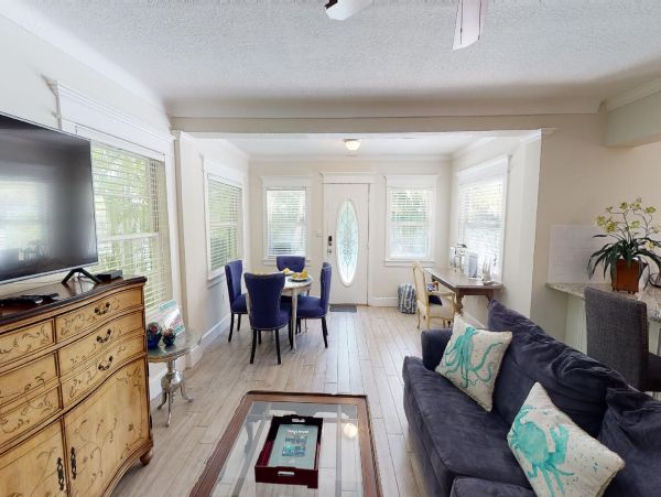 Luxury Coastal Retreat in Lido Key - Vacation Home With Private Pool