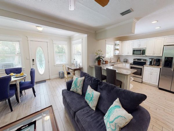Luxury Coastal Retreat in Lido Key - Vacation Home With Private Pool