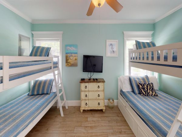 Luxury Coastal Retreat in Lido Key - Vacation Home With Private Pool