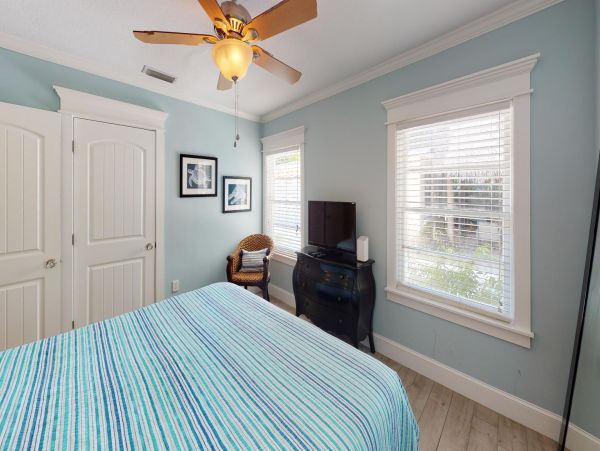 Luxury Coastal Retreat in Lido Key - Vacation Home With Private Pool
