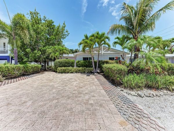 Anna Maria Island 3 Bedroom Home Short Walk to The Beach