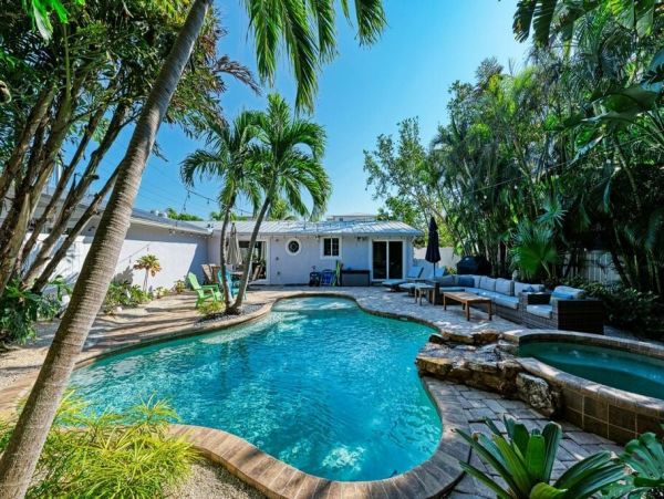 Anna Maria Island 3 Bedroom Home Short Walk to The Beach