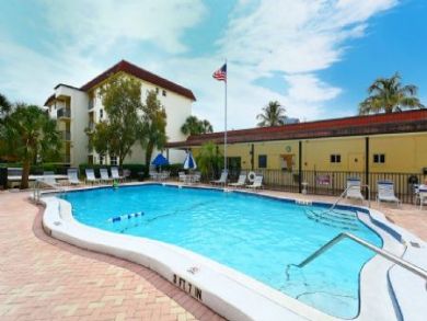Walk to Beach Vacation Condo with Shared Pool in Siesta Key, Florida Walk to Beach Vacation Condo with Shared Pool in Siesta Key, Florida