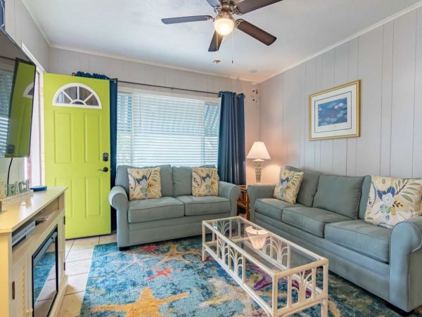 Short Walk to Siesta Key Beach From This Two Bedroom Rental