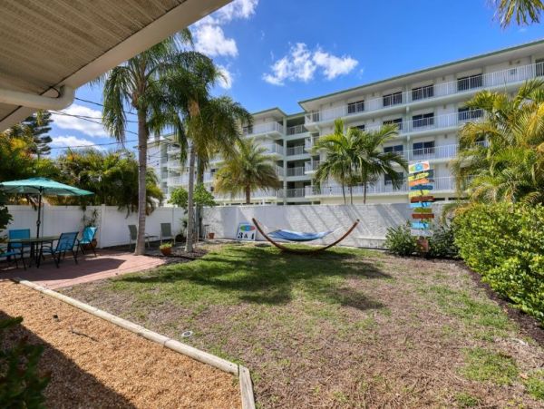 Short Walk to Siesta Key Beach From This Two Bedroom Rental