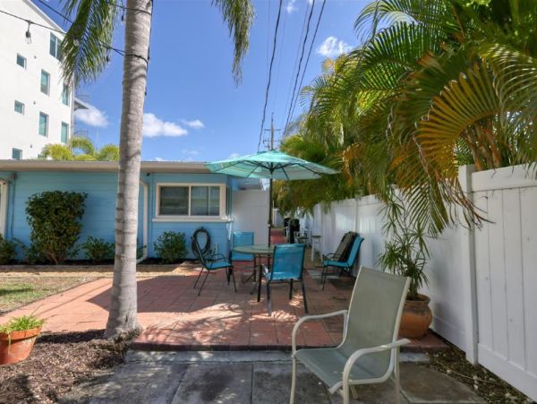 Short Walk to Siesta Key Beach From This Two Bedroom Rental