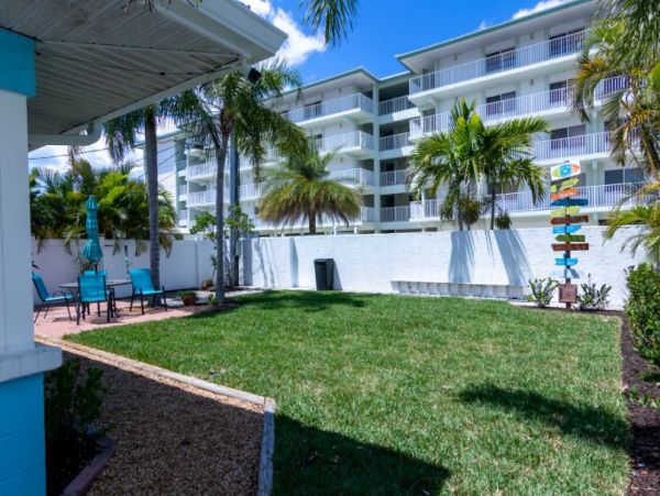 Short Walk to Siesta Key Beach From This Two Bedroom Rental