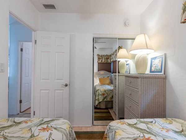 Short Walk to Siesta Key Beach From This Two Bedroom Rental