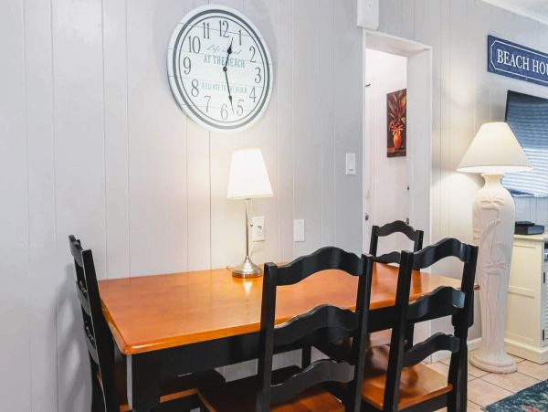 Short Walk to Siesta Key Beach From This Two Bedroom Rental