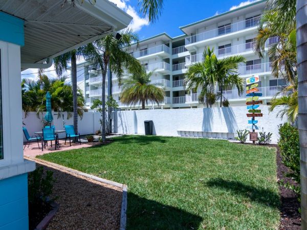 Siesta Key 2 Bedroom Rental Super Close to Beach Seeps Six