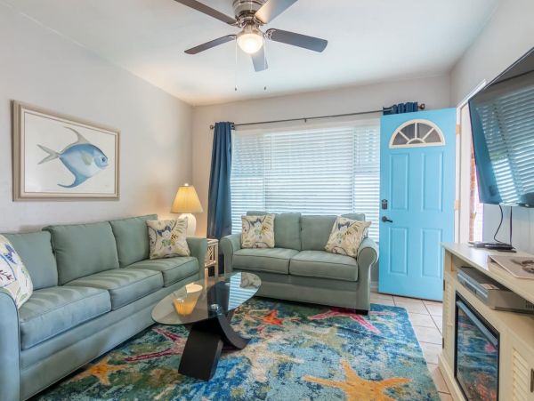 Siesta Key 2 Bedroom Rental Super Close to Beach Seeps Six