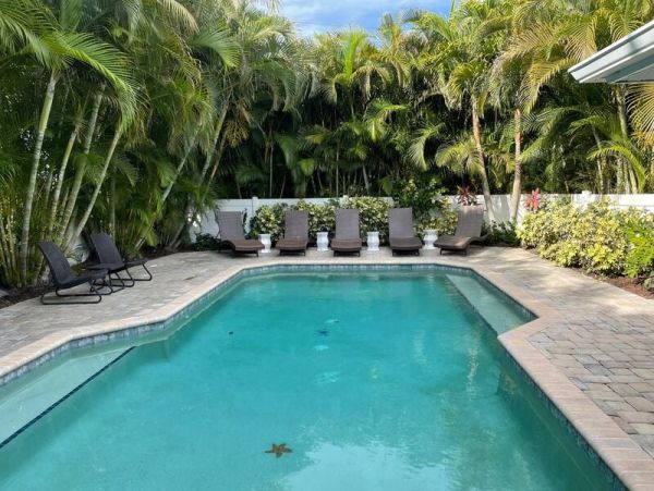 Anna Maria Vacation Pool Home Sleeps 6 Walk to Beach