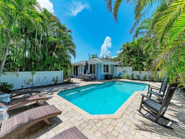 Anna Maria Vacation Pool Home Sleeps 6 Walk to Beach