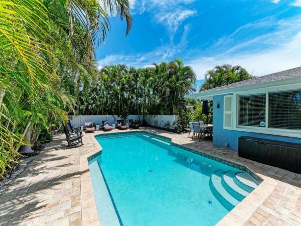 Anna Maria Vacation Pool Home Sleeps 6 Walk to Beach