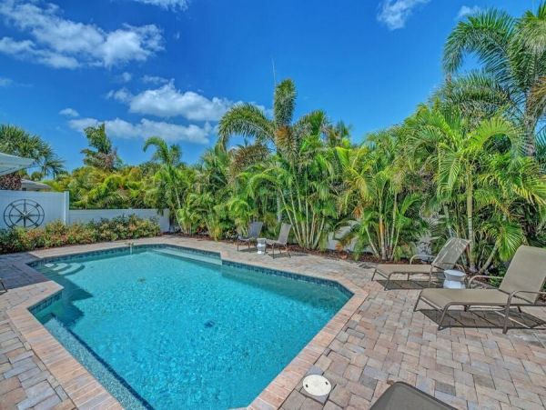 Anna Maria Vacation Pool Home Sleeps 6 Walk to Beach