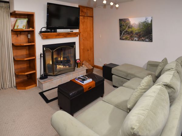 Vail Luxury Two Bedroom Condo Walk to Lift & Mountain View