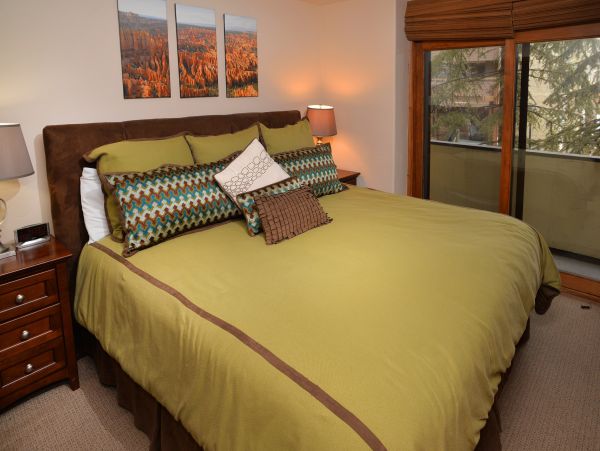 Vail Luxury Two Bedroom Condo Walk to Lift & Mountain View