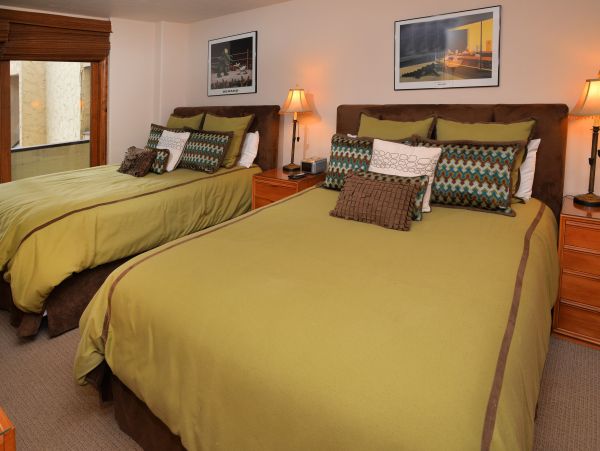 Vail Luxury Two Bedroom Condo Walk to Lift & Mountain View