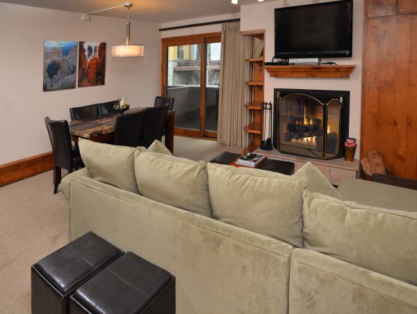 Vail Luxury Two Bedroom Condo Walk to Lift & Mountain View