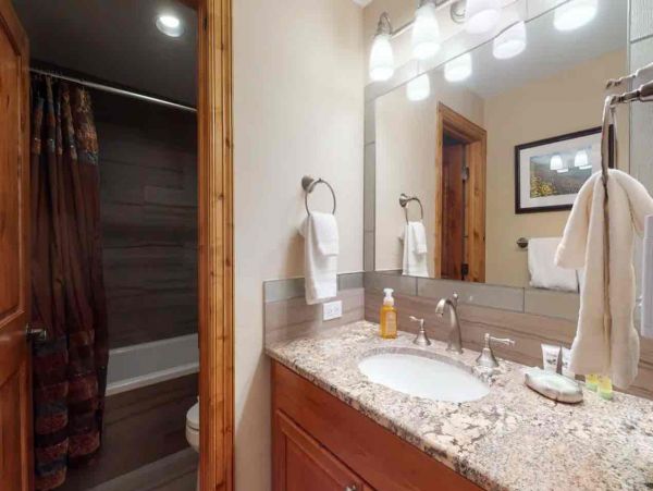 2 Bedroom Ski Rental with 2 Bathrooms in Mountain Setting