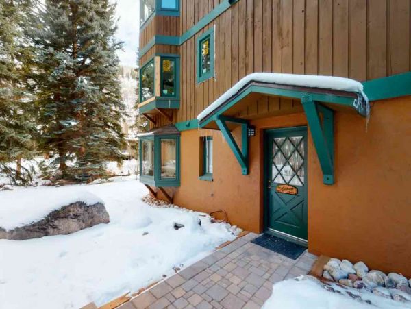 2 Bedroom Ski Rental with 2 Bathrooms in Mountain Setting