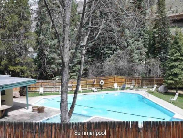 2 Bedroom Ski Rental with 2 Bathrooms in Mountain Setting