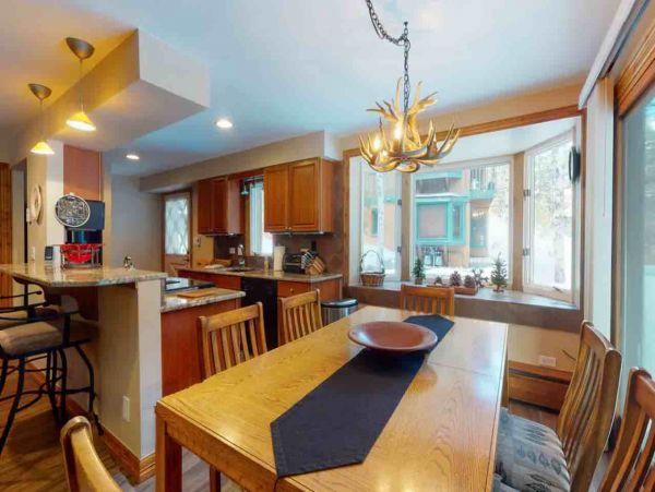2 Bedroom Ski Rental with 2 Bathrooms in Mountain Setting