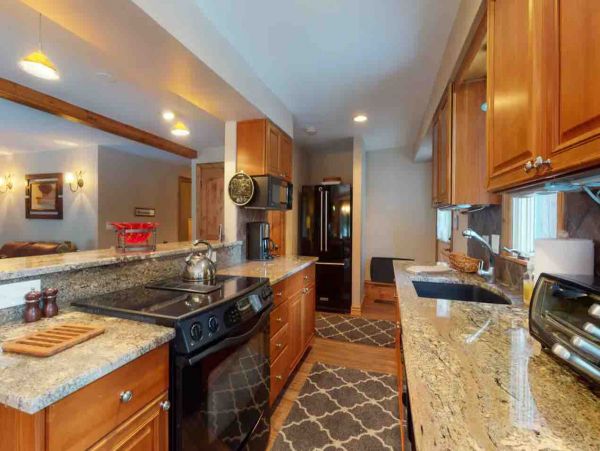 2 Bedroom Ski Rental with 2 Bathrooms in Mountain Setting