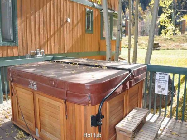 2 Bedroom Ski Rental with 2 Bathrooms in Mountain Setting