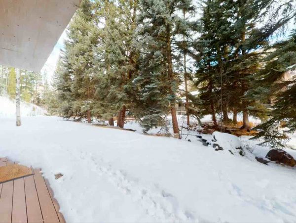 2 Bedroom Ski Rental with 2 Bathrooms in Mountain Setting