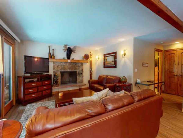 2 Bedroom Ski Rental with 2 Bathrooms in Mountain Setting