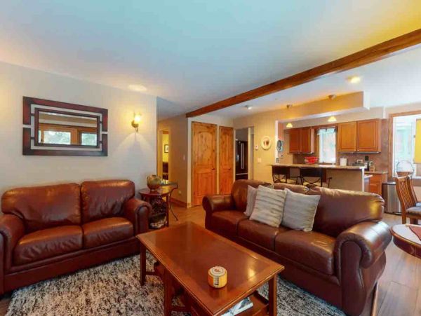 2 Bedroom Ski Rental with 2 Bathrooms in Mountain Setting