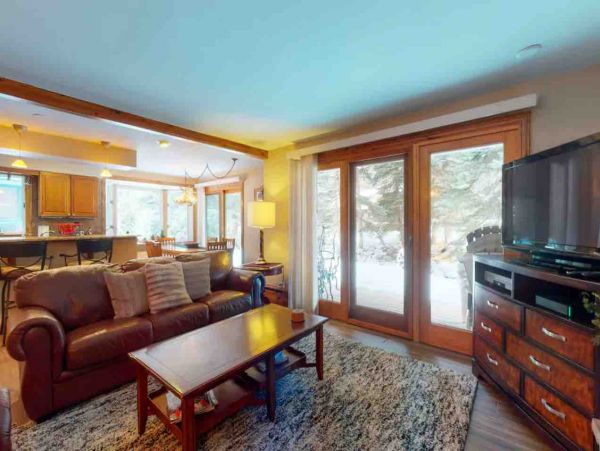 2 Bedroom Ski Rental with 2 Bathrooms in Mountain Setting