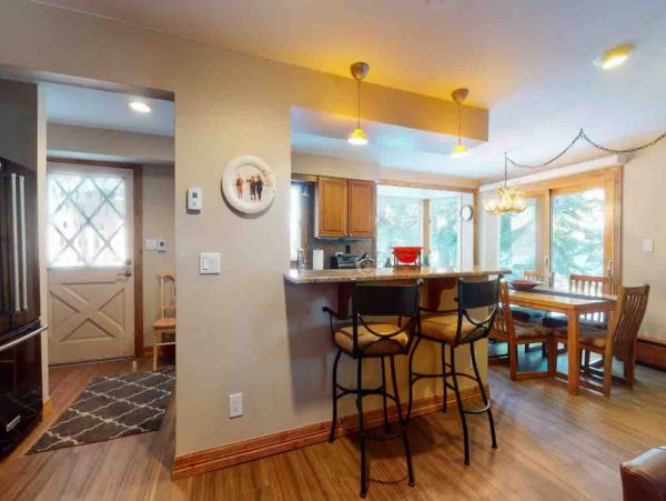 2 Bedroom Ski Rental with 2 Bathrooms in Mountain Setting