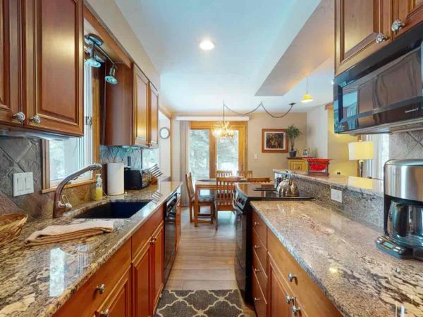 2 Bedroom Ski Rental with 2 Bathrooms in Mountain Setting