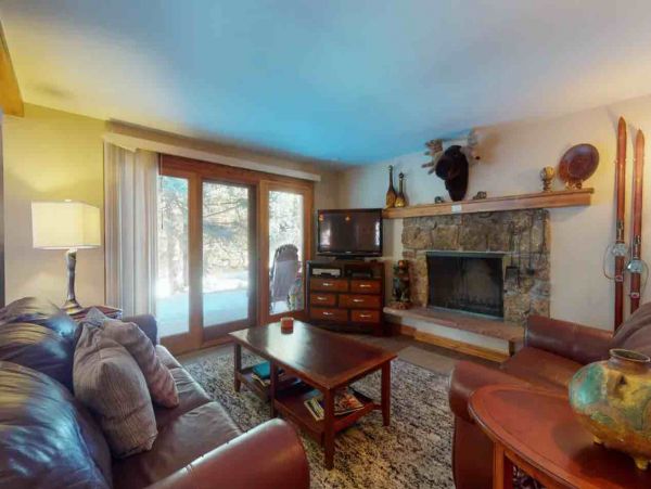 2 Bedroom Ski Rental with 2 Bathrooms in Mountain Setting