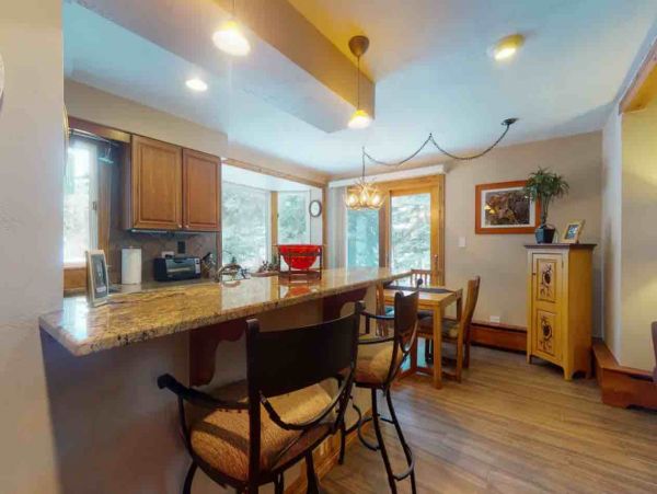 2 Bedroom Ski Rental with 2 Bathrooms in Mountain Setting