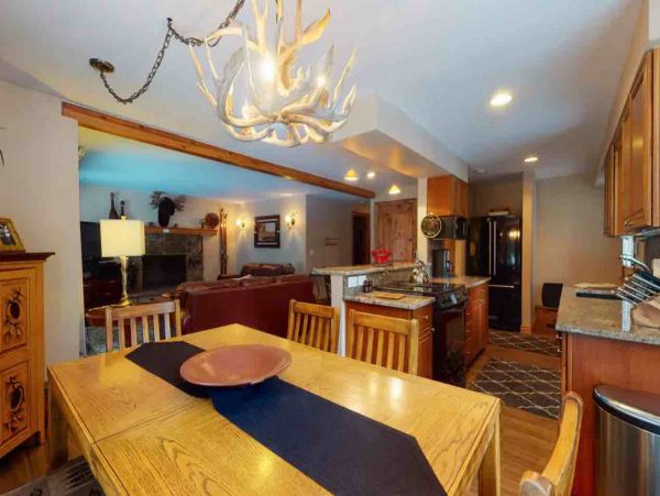 2 Bedroom Ski Rental with 2 Bathrooms in Mountain Setting