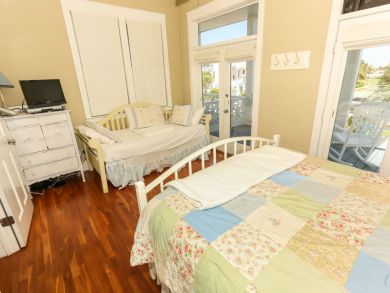 Destin Three Bedroom Rental Sleeps 10 - 150 yards to beach