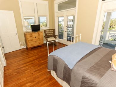 Destin Three Bedroom Rental Sleeps 10 - 150 yards to beach