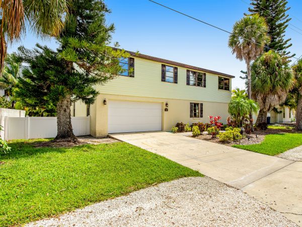 This Updated Pool Home Sleeps Eight Guests North Anna Maria