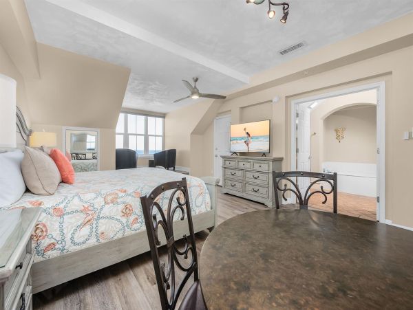 Luxury Four Bedroom Gulf Front Condo that sleeps 10